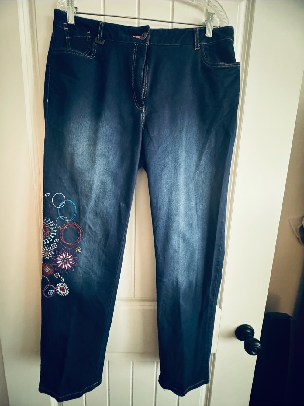 Straight-Leg Navy Jeans with Multicolor Floral Embroidery